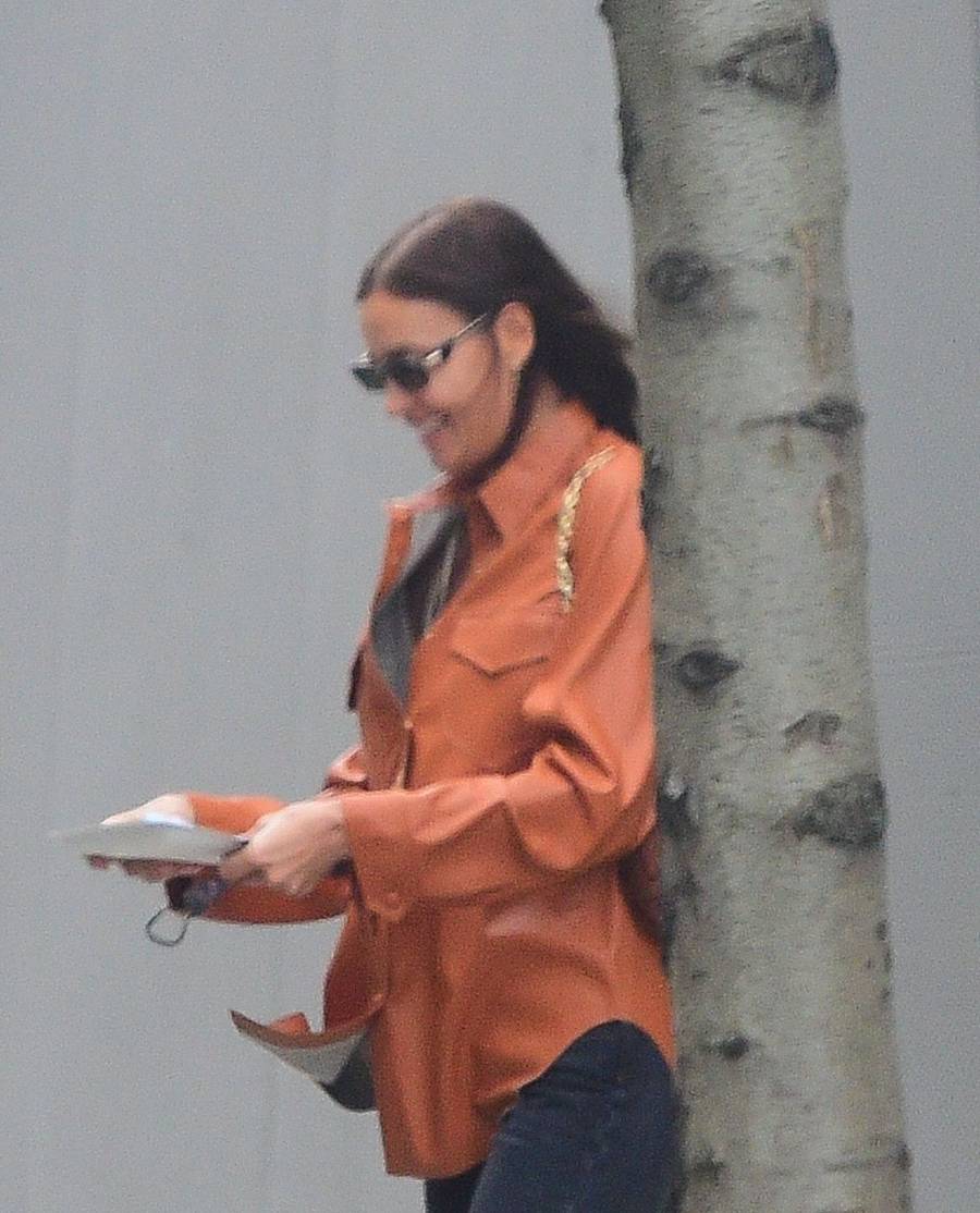 Irina Shayk idzie do samochodu