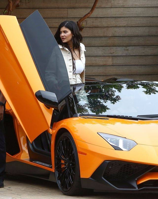 SPUCHNIĘTA Kylie Jenner – żadna z sióstr aż tak się nie ostrzykuje!