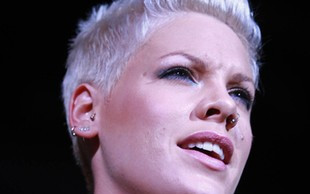 Groźny upadek Pink na scenie! (VIDEO)