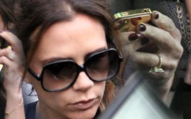 Victoria Beckham – złoty telefon i odrosty (FOTO)