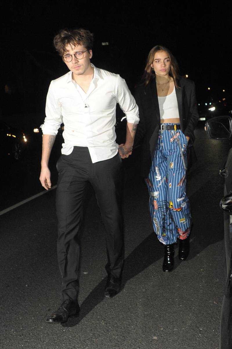 Pijany w sztok Brooklyn Beckham odjeżdża z dziewczyną z imprezy (ZDJĘCIA)