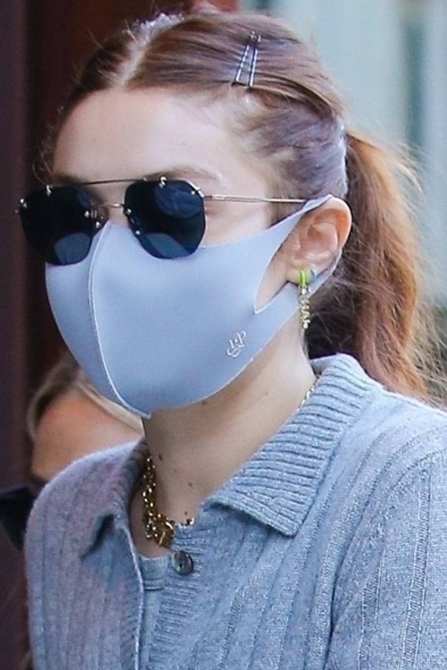 Gigi Hadid w maseczce na twarzy.
