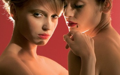 Seksowne wampirzyce w Playboyu (FOTO)