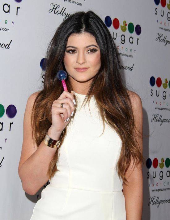 Kylie Jenner przed i po operacjach plastycznych