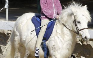 Córeczki Denise Richards popisują się na koniach (FOTO)