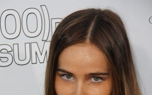 Seksowna Isabel Lucas naciąga mokre dżinsy