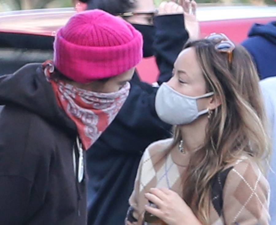 Harry Styles patrzy na Olivię Wilde