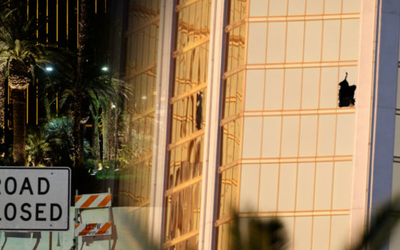 Masakryczne zdjęcia pokoju, z którego zabijał Stephen Paddock