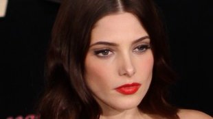 Zmysłowa w czerwonej sukni (FOTO)