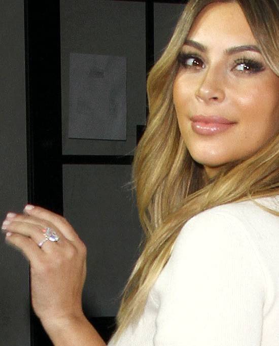 Historia pierścionków zaręczynowych Kim Kardashian