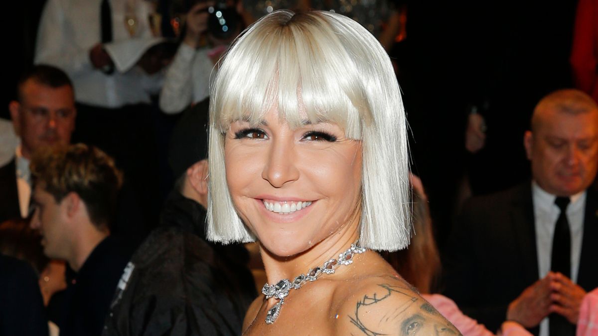 Blanka Lipińska w blond peruce