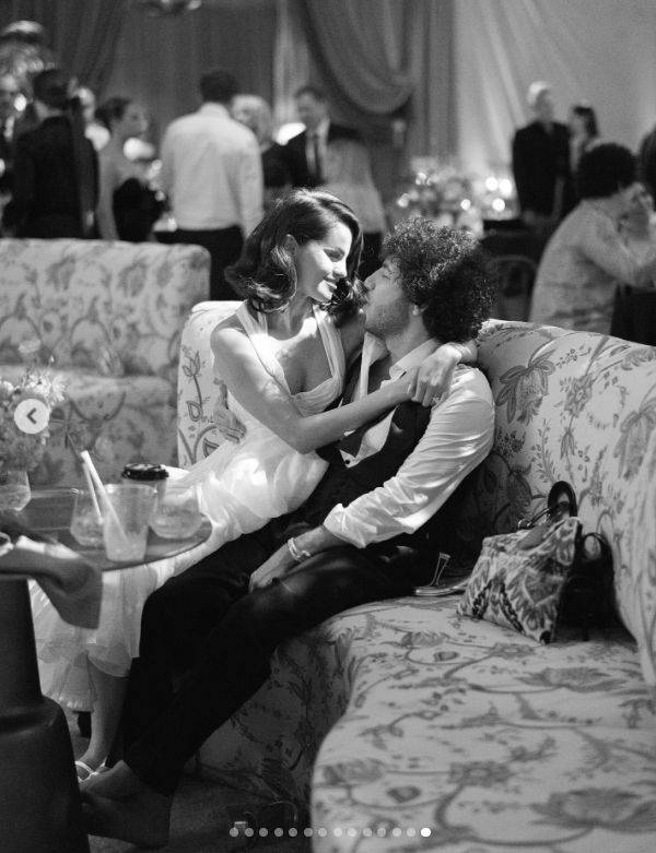 Selena Gomez pokazała serię prywatnych kadrów ze ślubu. Miała aż trzy suknie ślubne… (FOTO)