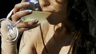 Amy Winehouse usuwa tatuaż z piersi