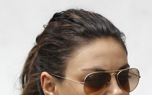 Mila Kunis w Elle nie wygląda grubo (FOTO)