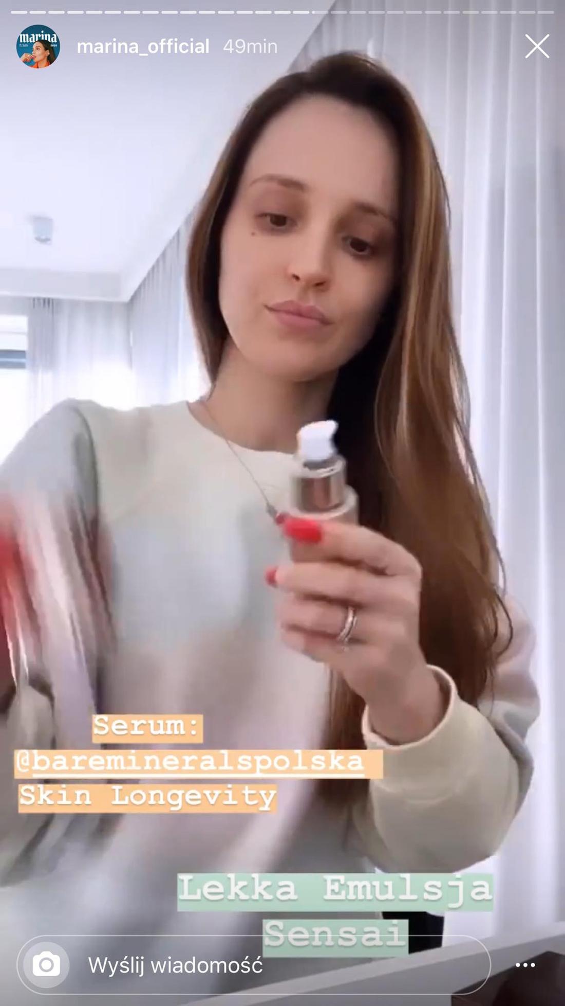 marina pokazuje, jakie produkty nakłada pod makijaż. Marina Łuczenko-Szczęsna pokazuje swój makijaż dzienny.