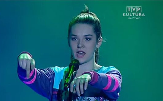 Karolina śpiewająca o narkotykach robi furorę w sieci VIDEO