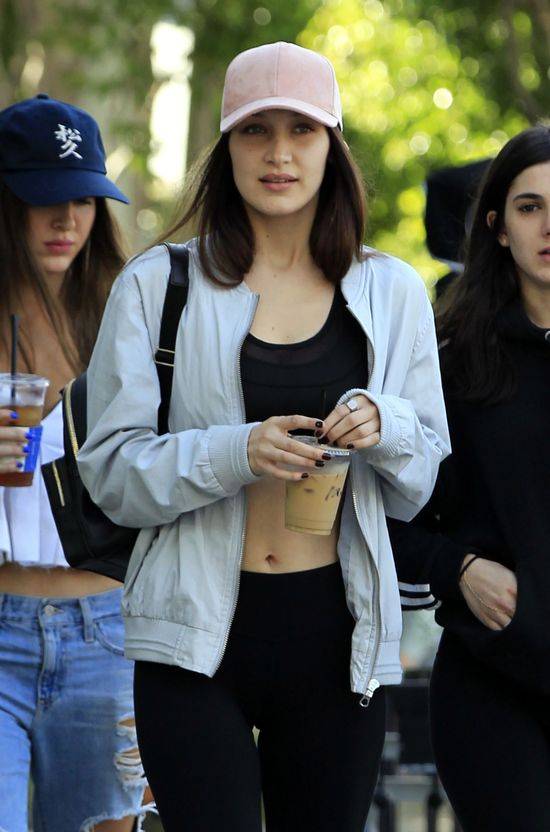 Bella Hadid w codziennych stylizacjach