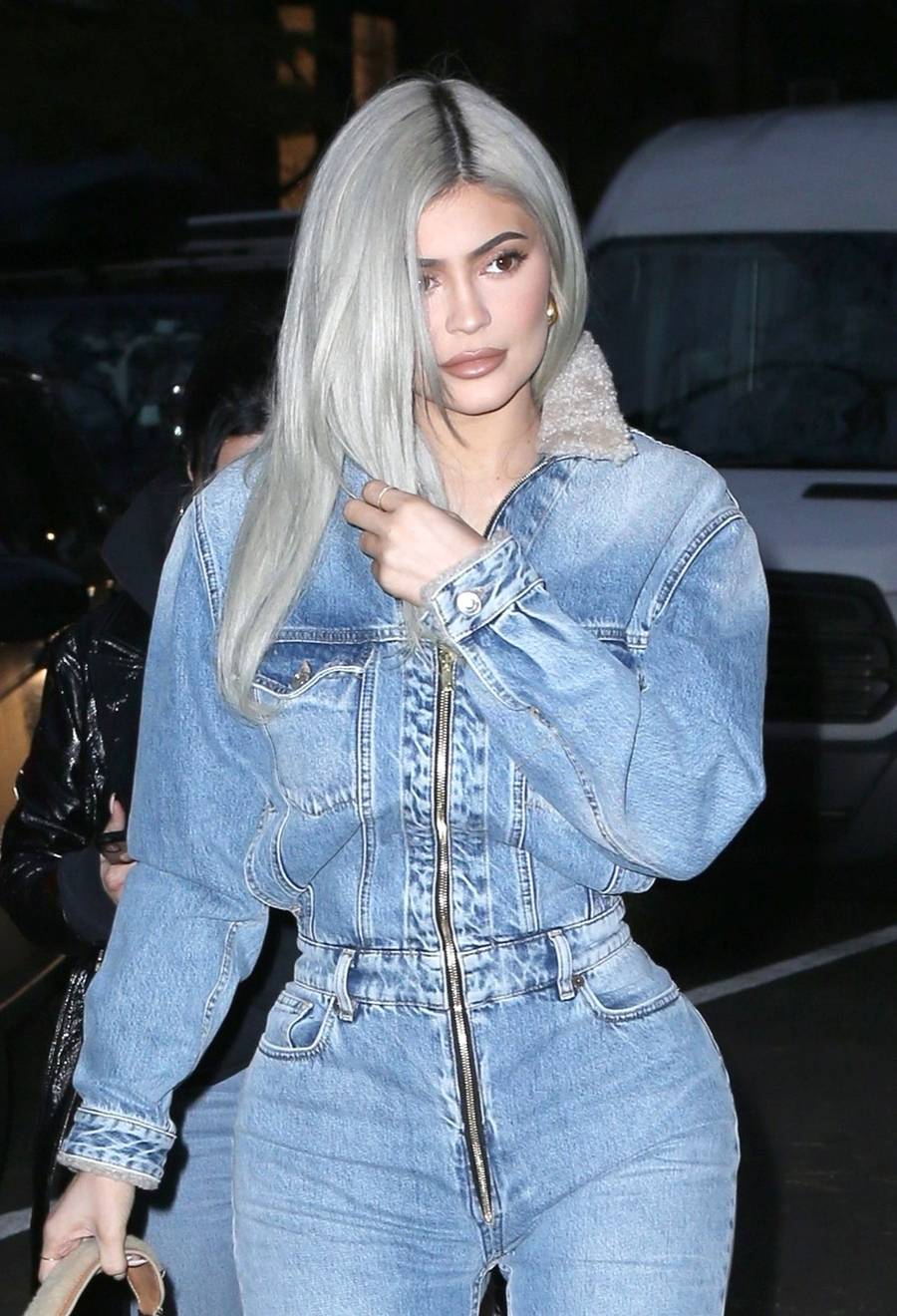 Kylie Jenner ściśnięta w talii jak OSA