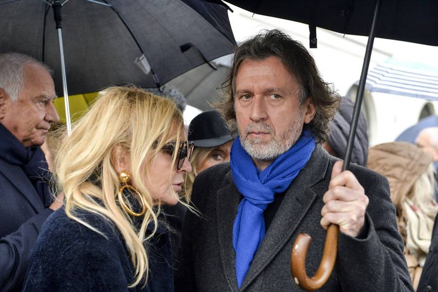 Pogrzeb Jerzego Gruzy – reżysera “Czterdziestolatka”. Banasiuk z ojcem, Olejnik z partnerem, Olbrychski z żoną