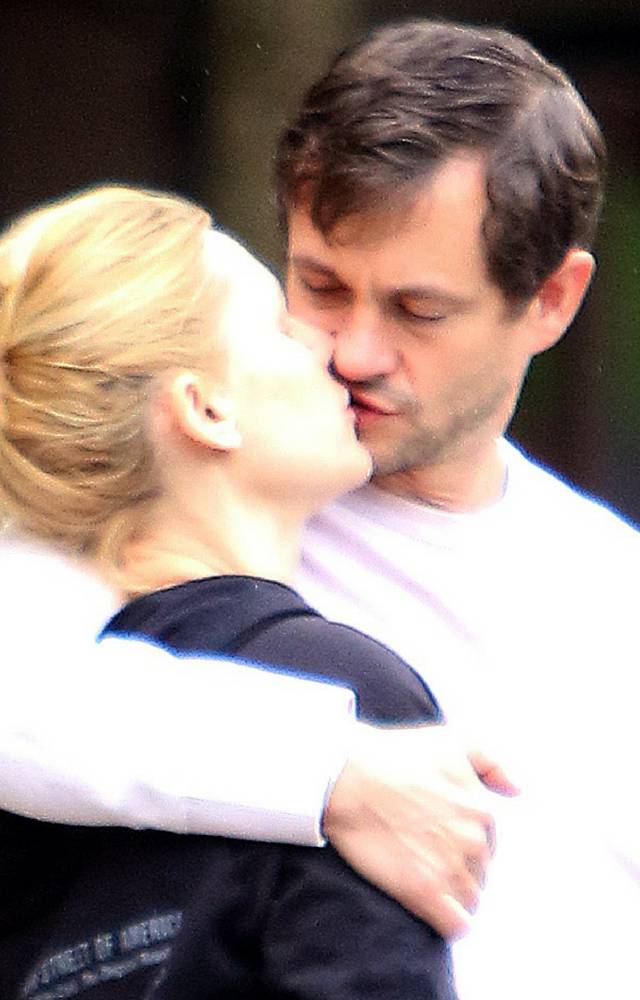Ciężarna Clarie Danes z mężem czule się całują