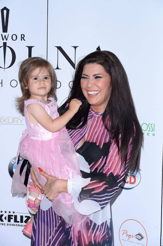Iwona Węgrowska pozuje z córeczką Lili