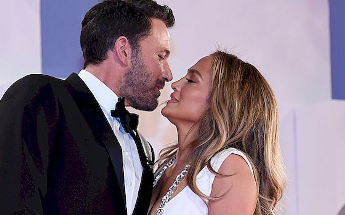 Affleck i Lopez całują się na lotnisku. “Trudno jest im się ze sobą rozstawać” [WIDEO]