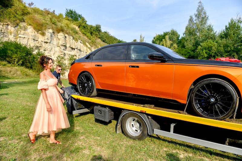 Rutkowscy celebrują 5. rocznicę ślubu. Romantyczny detektyw zafundował żonie nowiutkie BMW