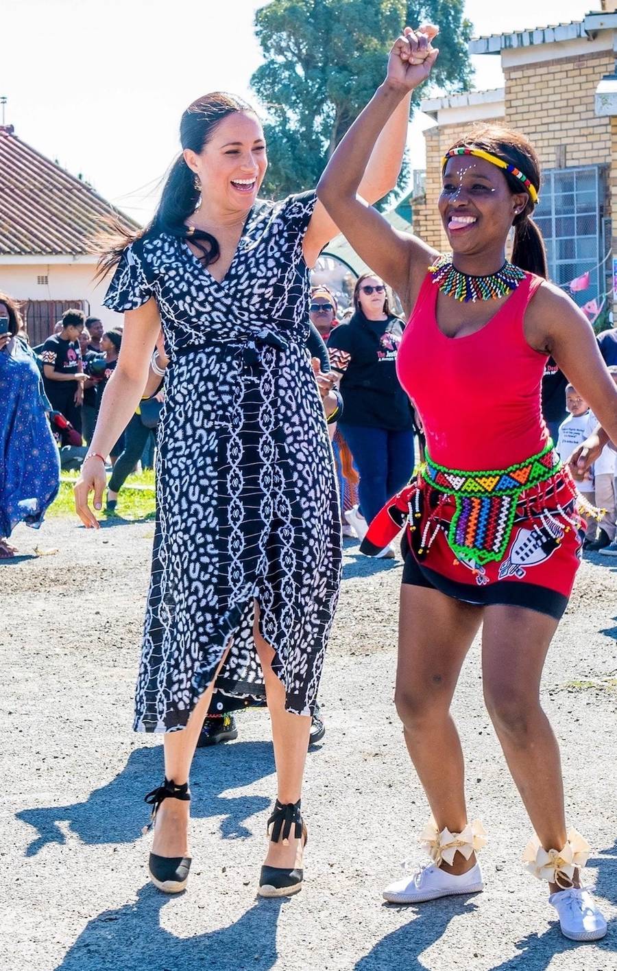 Para książęca Sussex w Afryce. Bawią się z dziećmi i przytulają