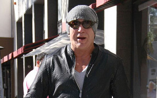 Czy Mickey Rourke jeszcze rozpoznaje siebie? (FOTO)