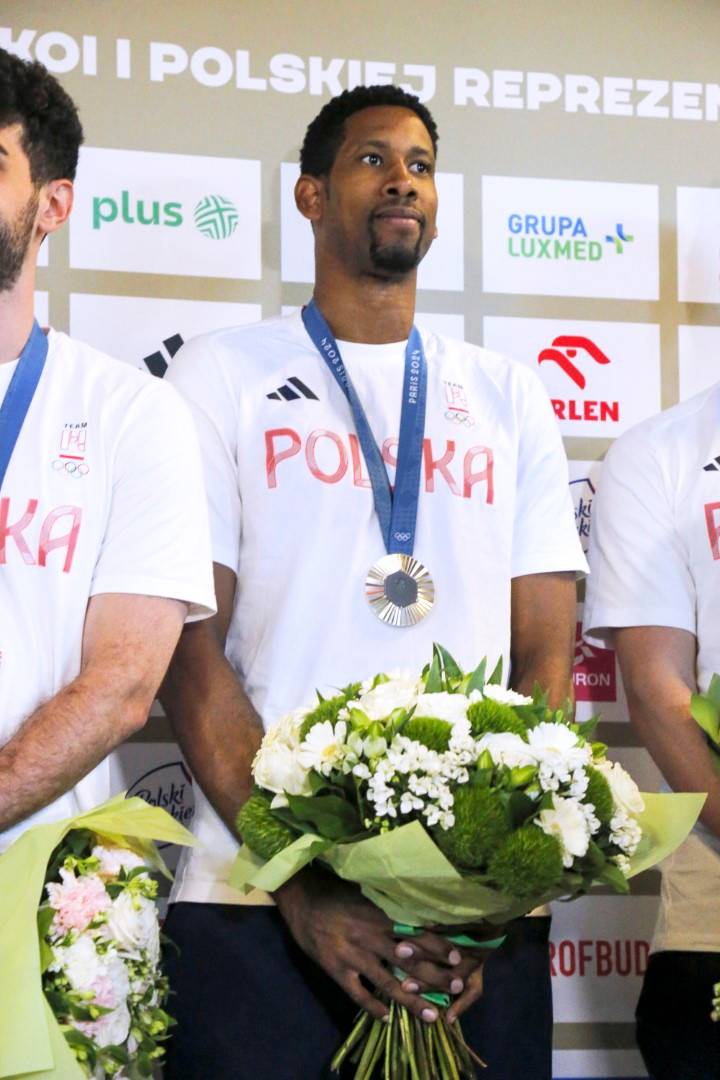 Olimpijczycy wrócili z Paryża. Tłumy kibiców witają ich na lotnisku w Warszawie! (ZDJĘCIA)