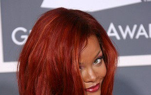 Rihanna na rozdaniu Grammy wyglądała jak w śniegu (FOTO)