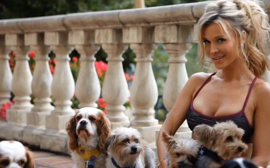 Joanna Krupa z króliczkiem i w wannie topless [VIDEO]