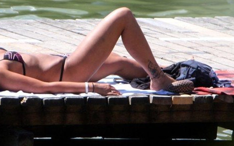 Ilona Felicjańska pluska się w jeziorze (FOTO)