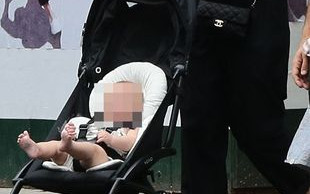 Keira Knightley na spacerze z córeczką (FOTO)