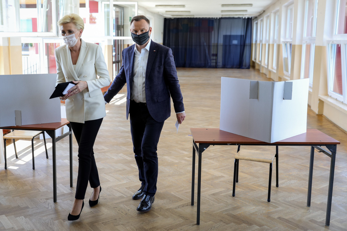 Agata Kornhauser-Duda wybrała białą marynarkę, czarne spodnie i szpilki. 