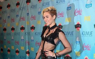 Miley Cyrus w dowcipnej i seksownej sesji