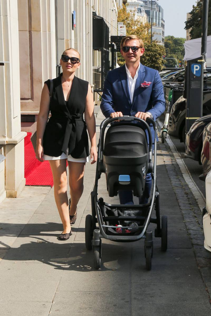 Celebryci na otwarciu sklepu dziecięcego w stolicy. Tomasz Torres z rodzinką, Maja Hyży, Alżbeta Lenska z ukochanym