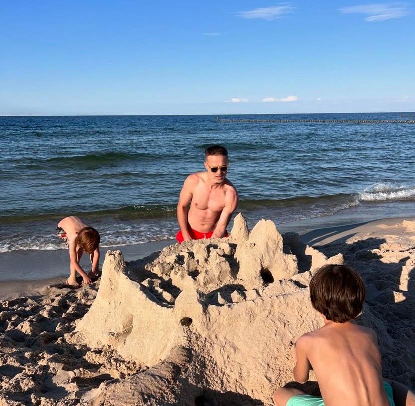 Maciej Zakościelny z synami nad morzem