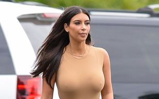 Kim Kardashian leży jak foka (FOTO)