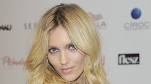 Że też sandałki nie spadną z tych chudych nóżek! (FOTO)