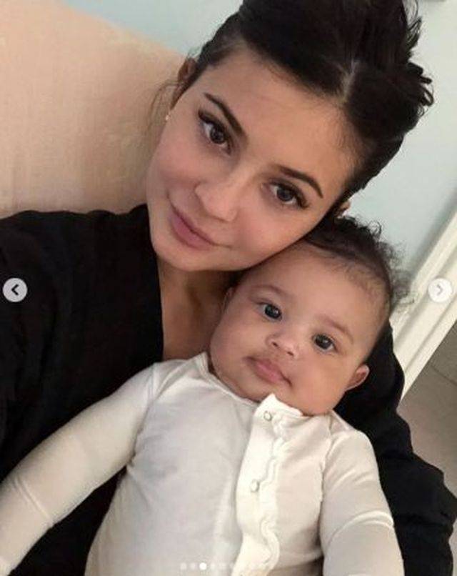 1. urodziny córeczki Kylie Jenner i Travisa Scotta – rodzice pokazali urocze zdjęcia Stormi