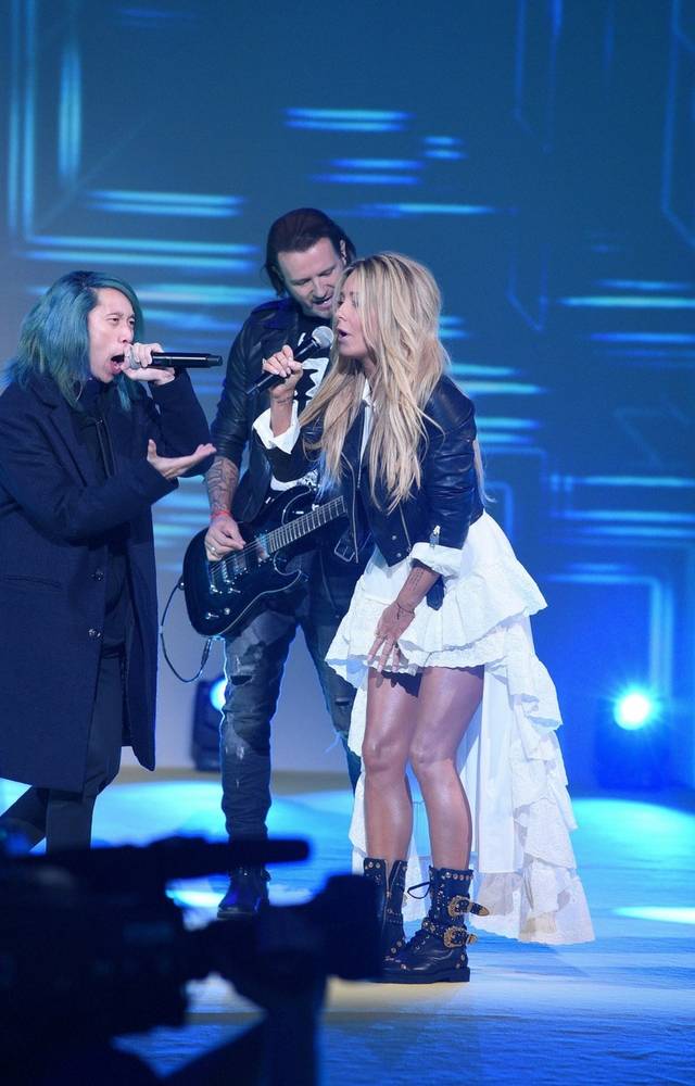 Rozenek ma kompleks Dody?! Wygląda jak ONA na scenie!