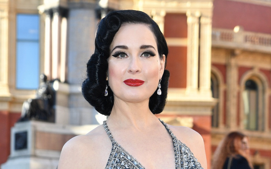 Dita von Teese sprzedaje w sieci swoje “noszone i pozaciągane” pończochy za “jedyne”…