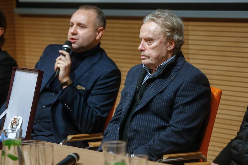 Konferencja filmu “Powstaniec 1863”. Piękna ukochana Piotra Adamczyka, coraz chudszy Fabijański, Olbrychski…