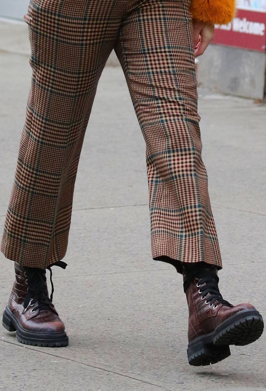 Selena Gomez w punkowych spodniach i glanach.