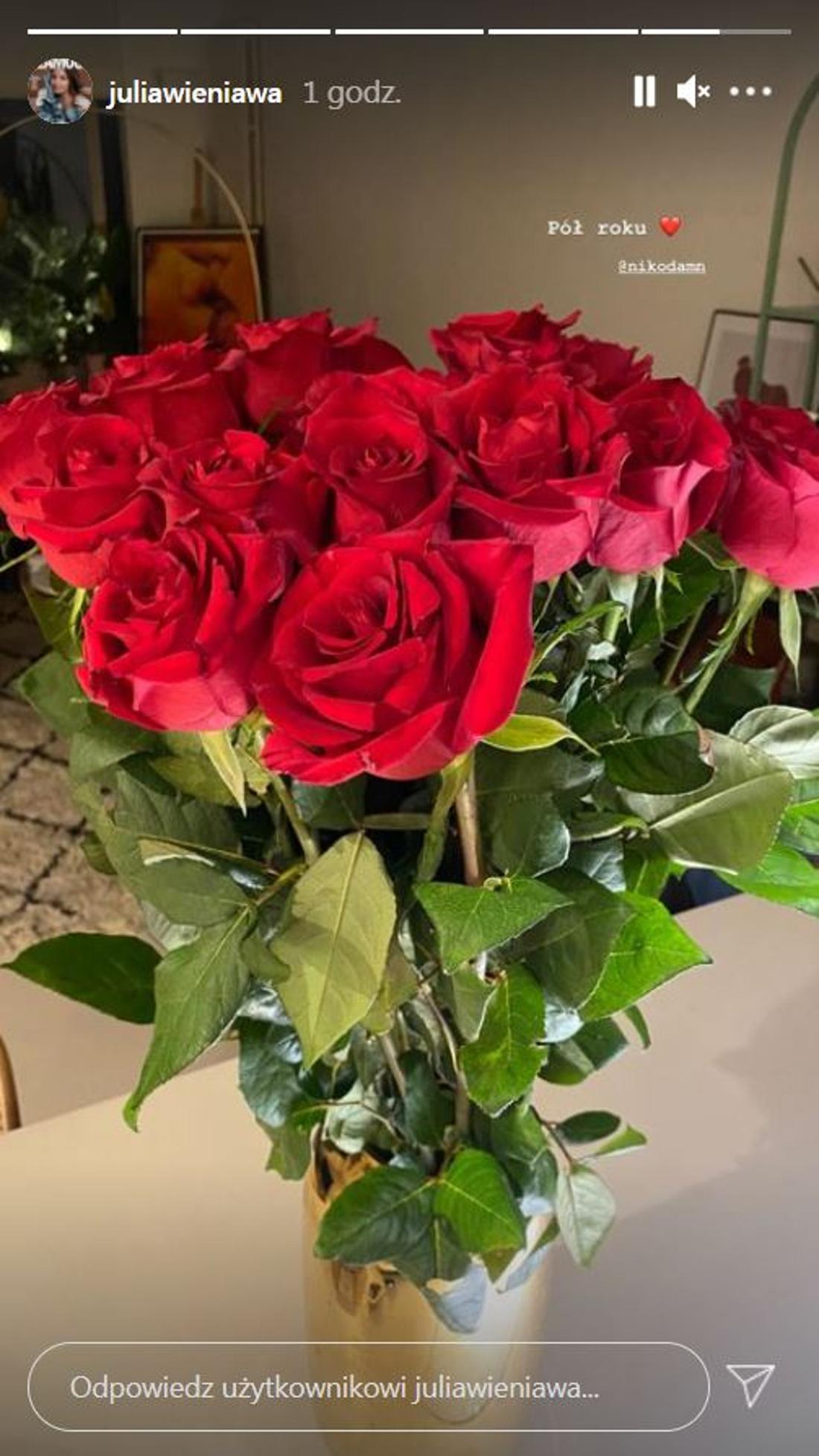 Julia Wieniawa pokazała prezent od Nikodema Rozbickiego. Julia Wieniawa pochwaliła się różami od Nikodema Rozbickiego.