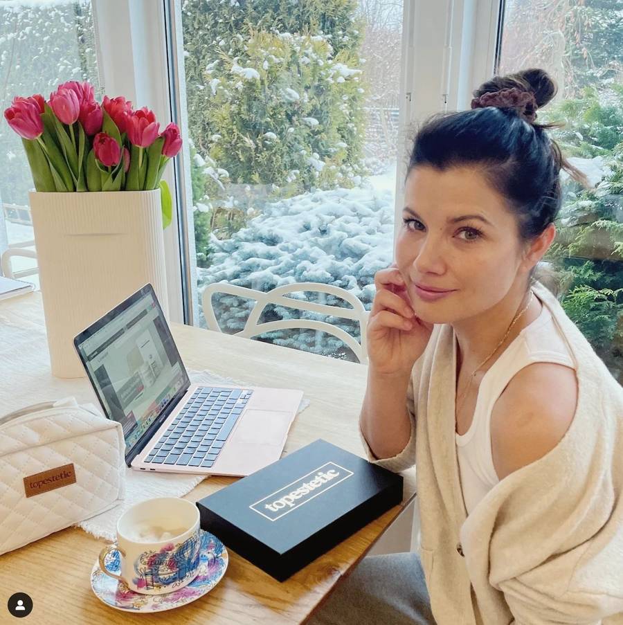 Tak mieszka Agnieszka Sienkiewicz: Zachwycająca kuchnia, stylowy salon i wielki, bujny ogród (FOTO)