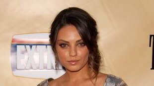 Mila Kunis – większa gwiazda, niż jej chłopak? (FOTO)