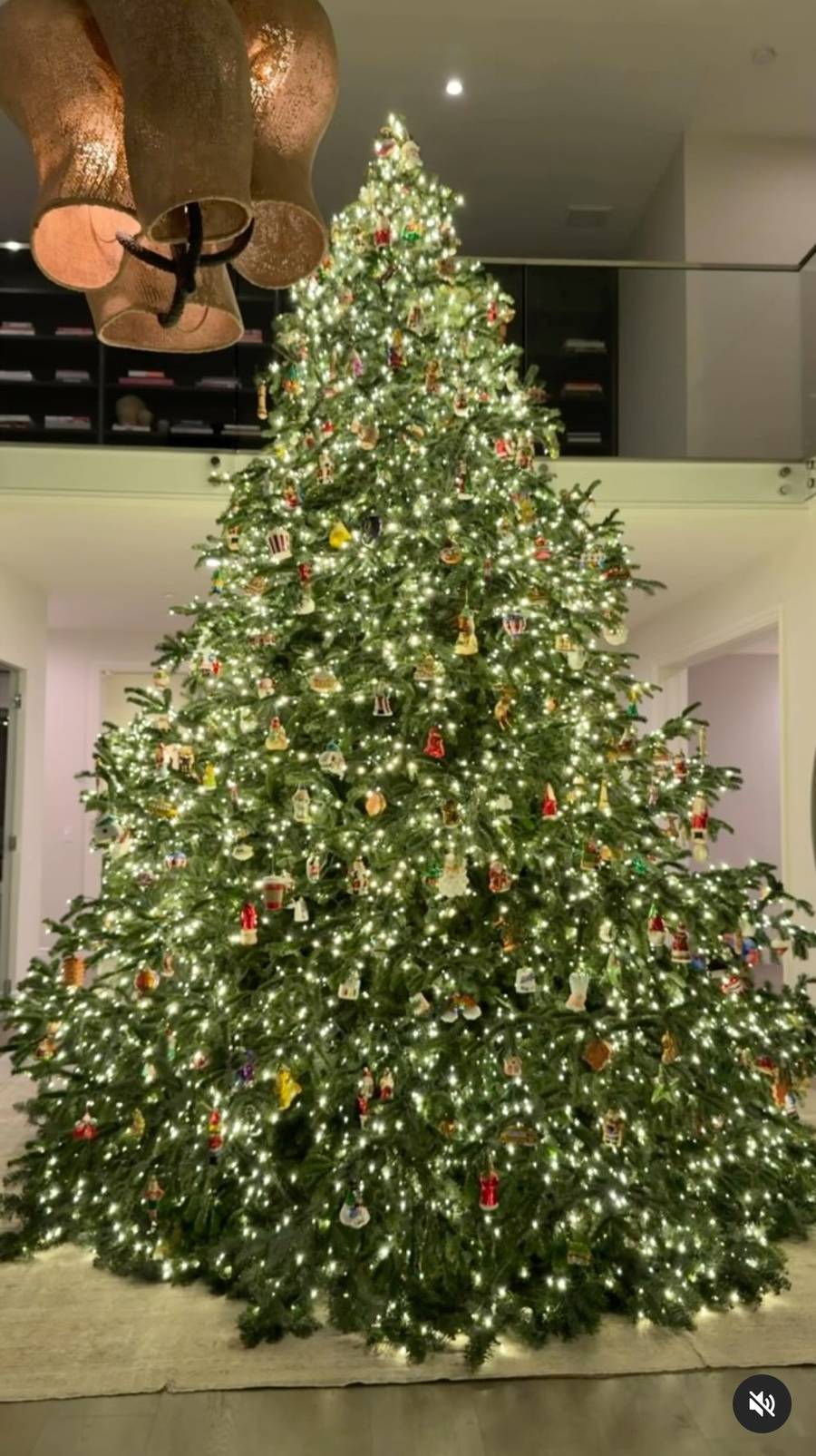 Kardashianki rywalizują o najbardziej olśniewające ozdoby świąteczne. Zobaczcie tylko, jak wyglądają ich domy! (FOTO)