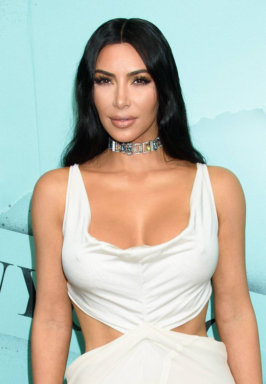 Co się dzieje z twarzą Kim Kardashian?